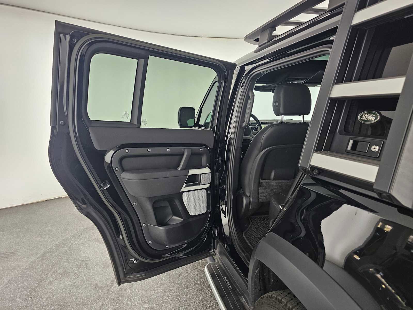 Used 2023 Land Rover Defender 130 SE image 15