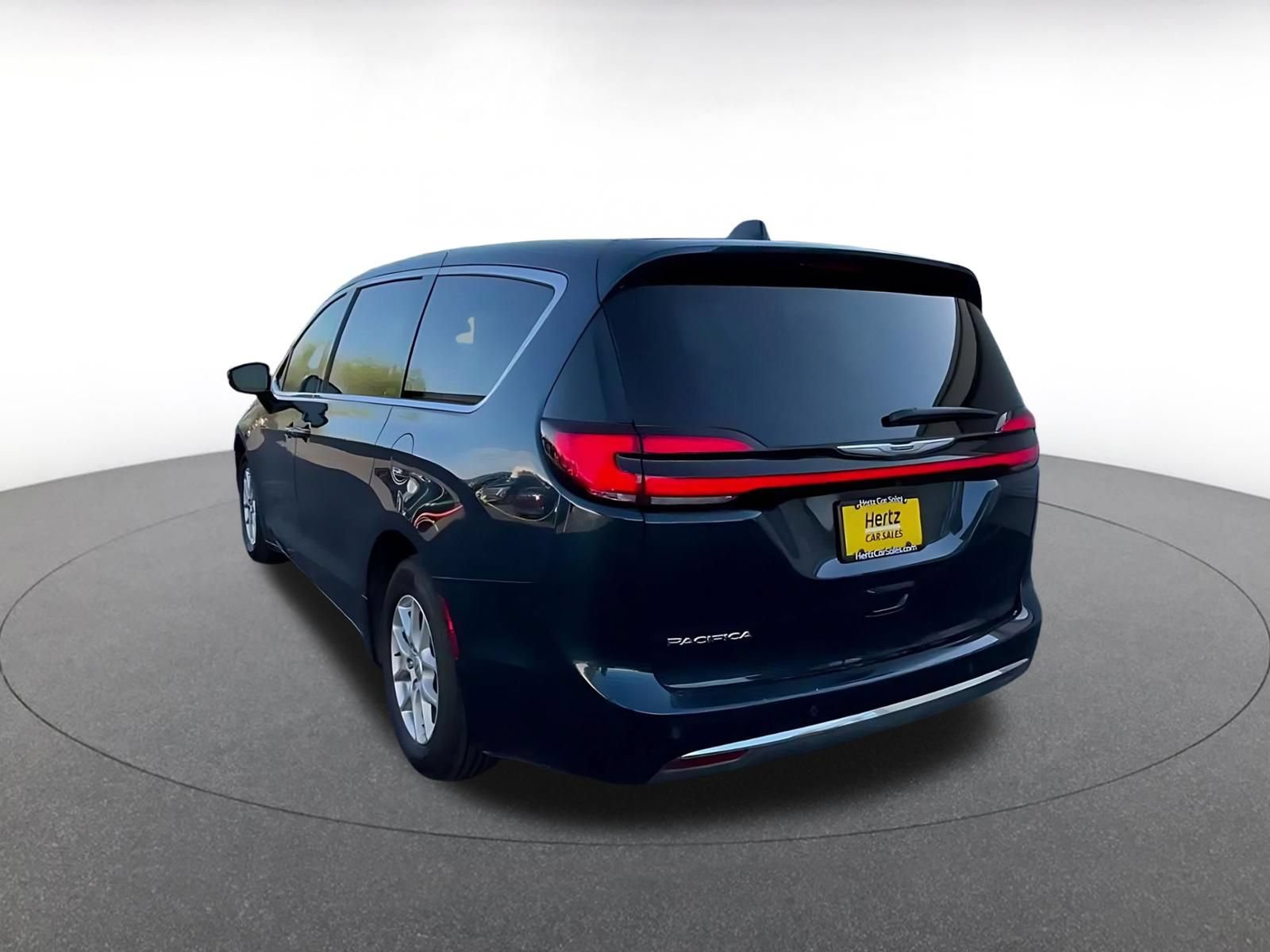Used 2025 Chrysler Pacifica Select FWD image 10