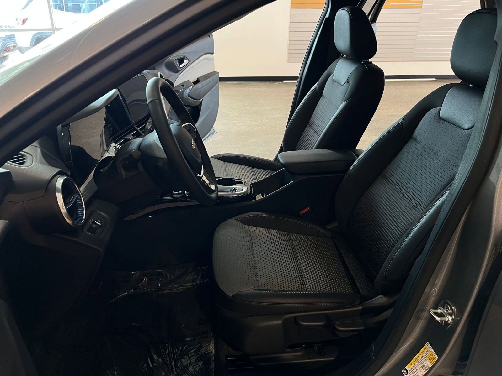 Used 2025 Chevrolet Trax LT w/ LT Convenience Package FWD image 25