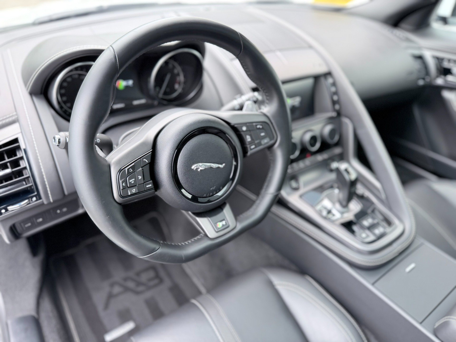 Used 2017 Jaguar F-TYPE R AWD/4WD image 15