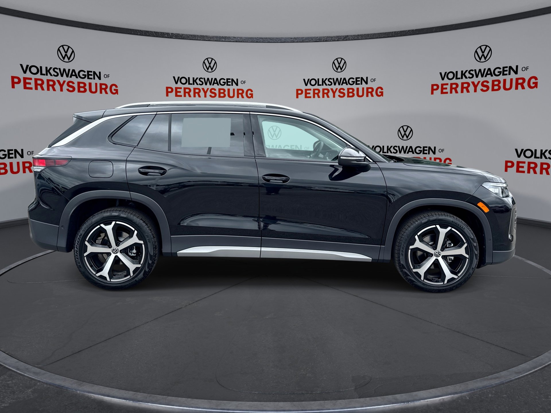 Used 2025 Volkswagen Tiguan SE image 9