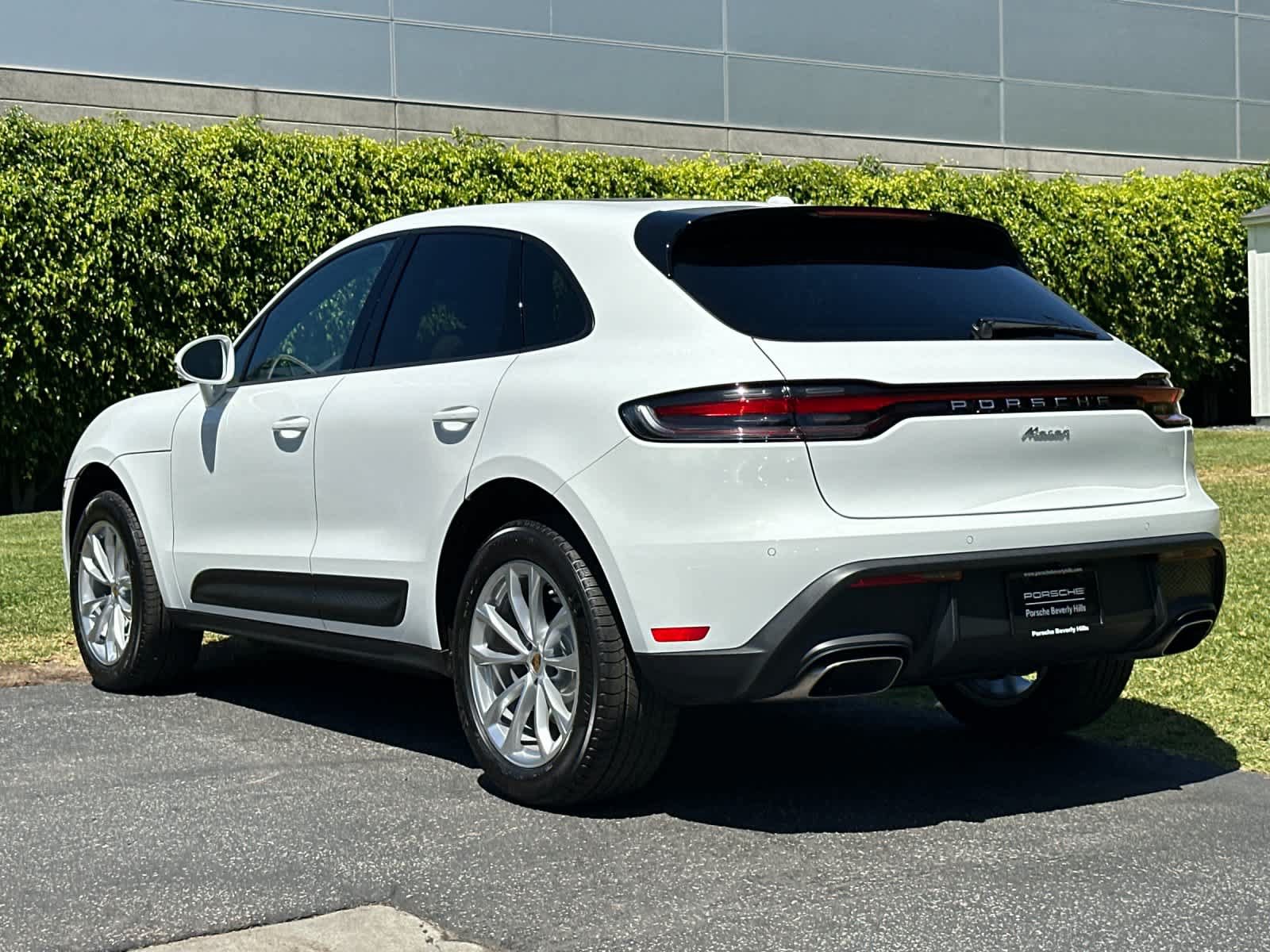Certified 2025 Porsche Macan AWD/4WD image 3