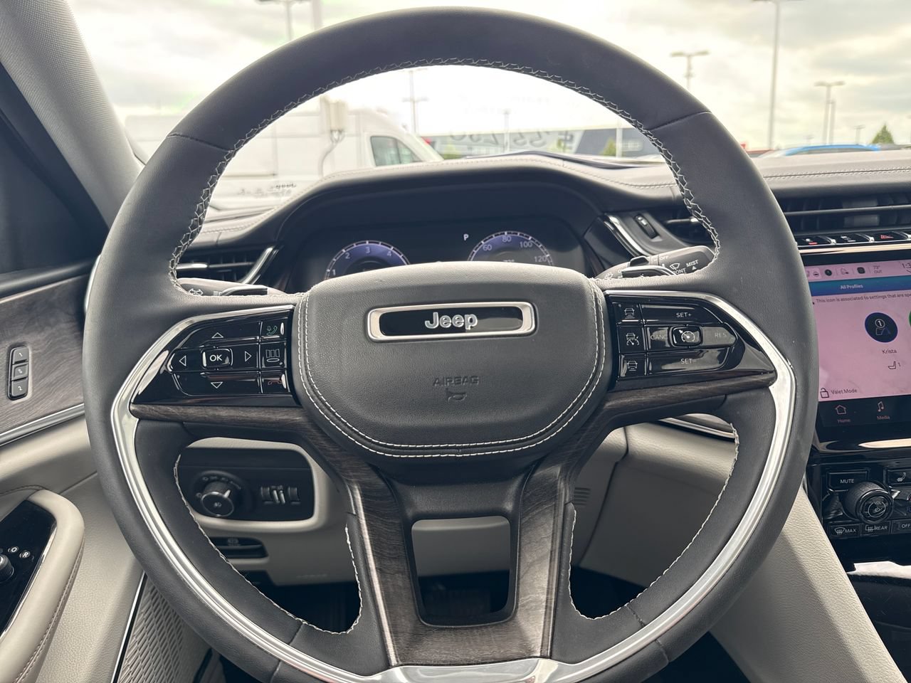 Used 2023 Jeep Grand Cherokee Overland AWD/4WD image 19