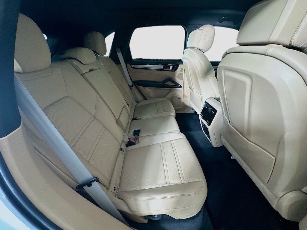 Certified 2022 Porsche Cayenne Platinum Edition image 29