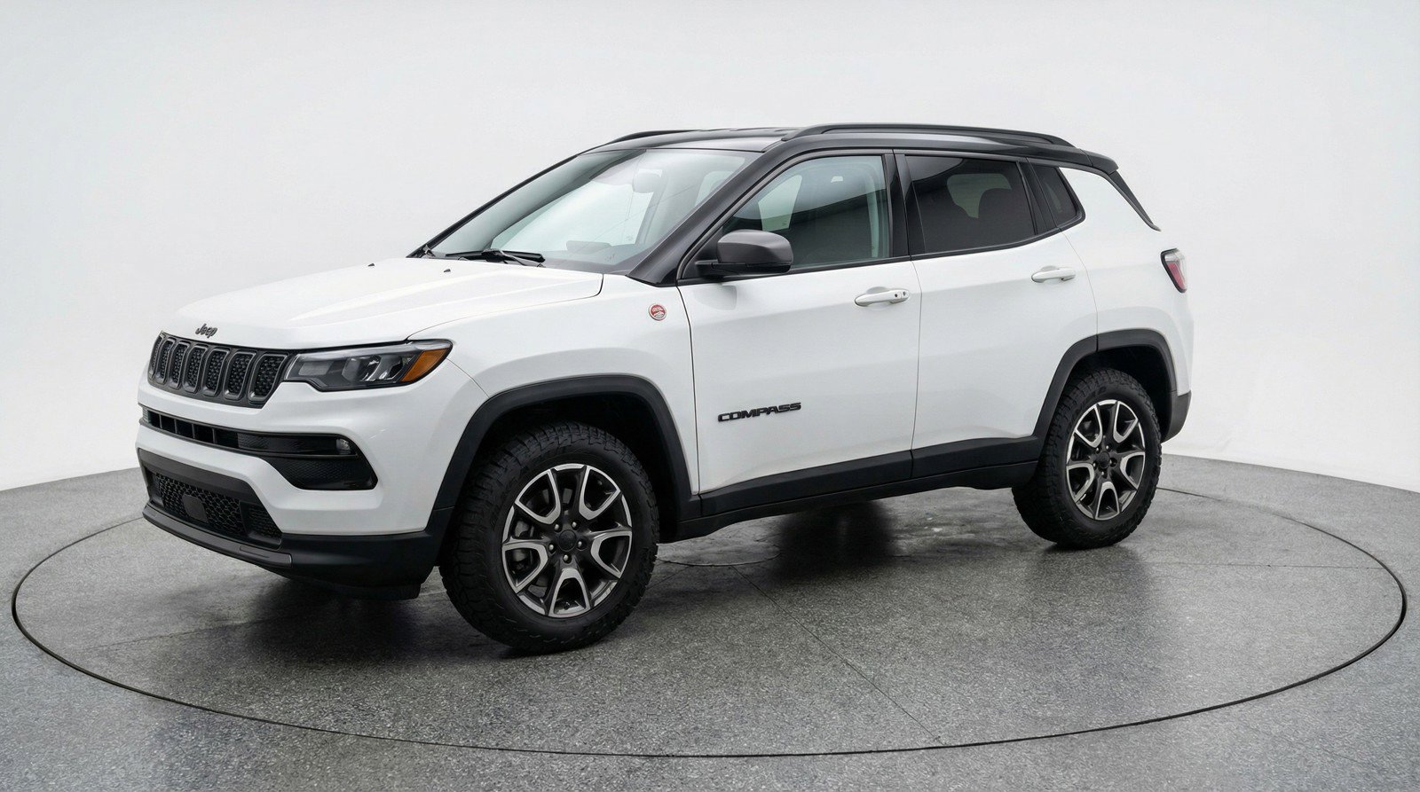Used 2025 Jeep Compass Trailhawk image 3