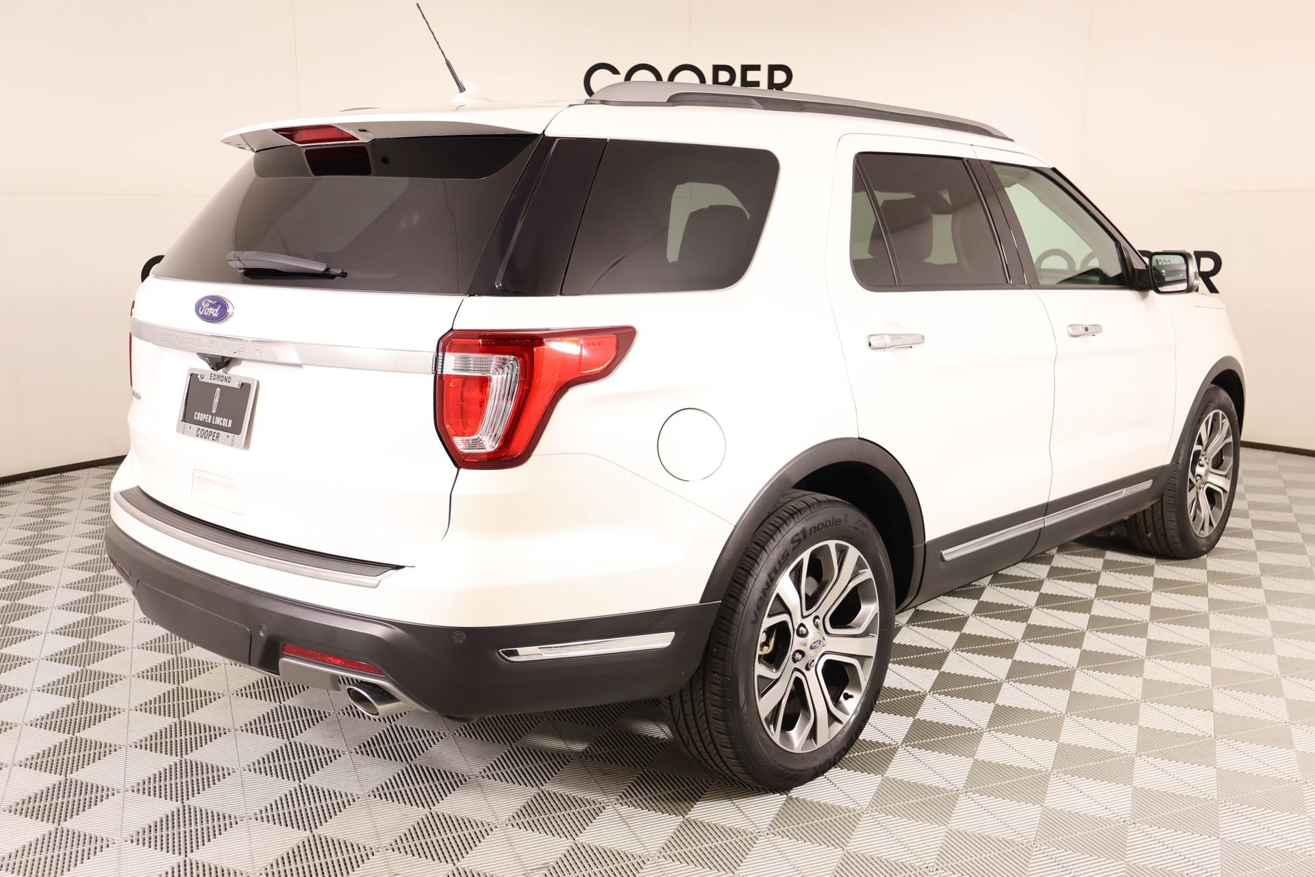 Used 2019 Ford Explorer Limited w/ Limited Luxury Package FWD image 24
