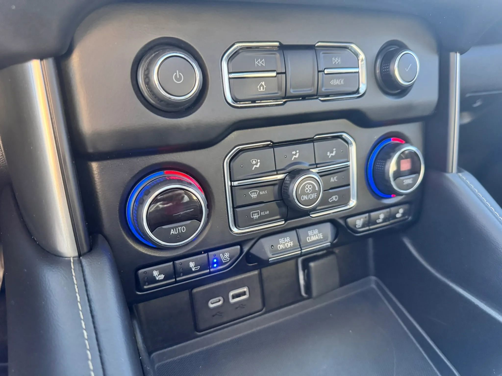 Used 2021 Chevrolet Suburban Premier w/ Premium Package image 21