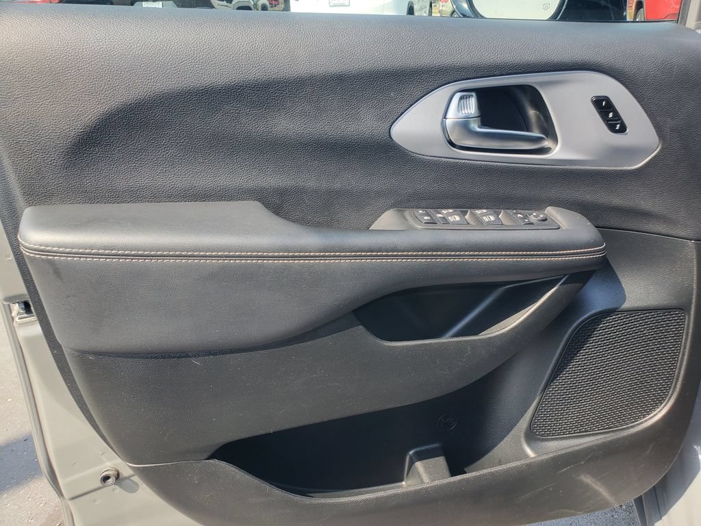 Used 2025 Chrysler Pacifica Limited FWD image 20