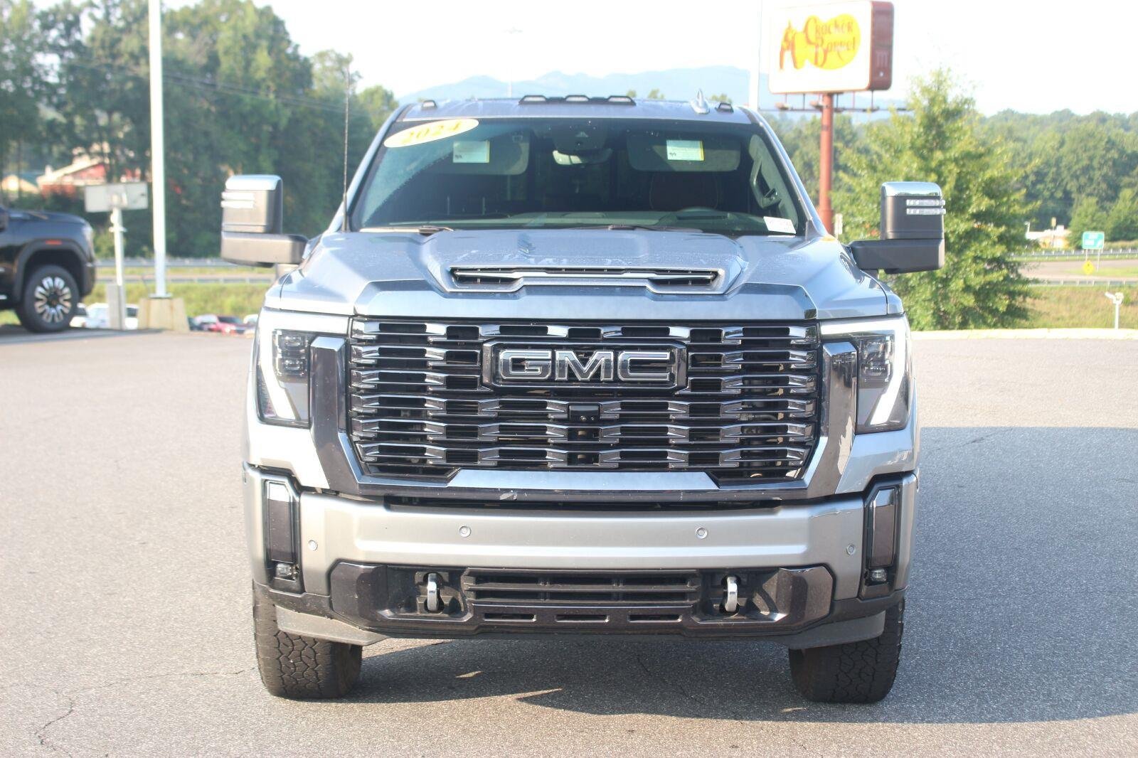 Used 2024 GMC Sierra 3500 Denali Ultimate AWD/4WD image 2