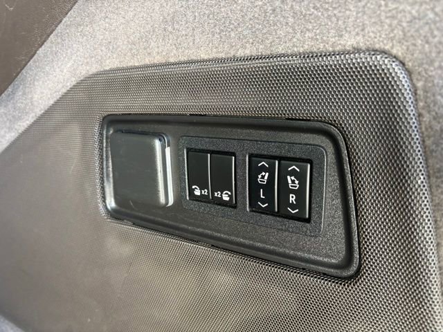 Used 2021 Cadillac Escalade ESV Premium Luxury w/ Performance Package image 38