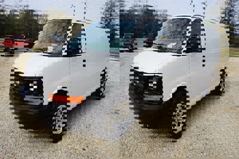 Used 2010 Chevrolet Express 1500 image 5