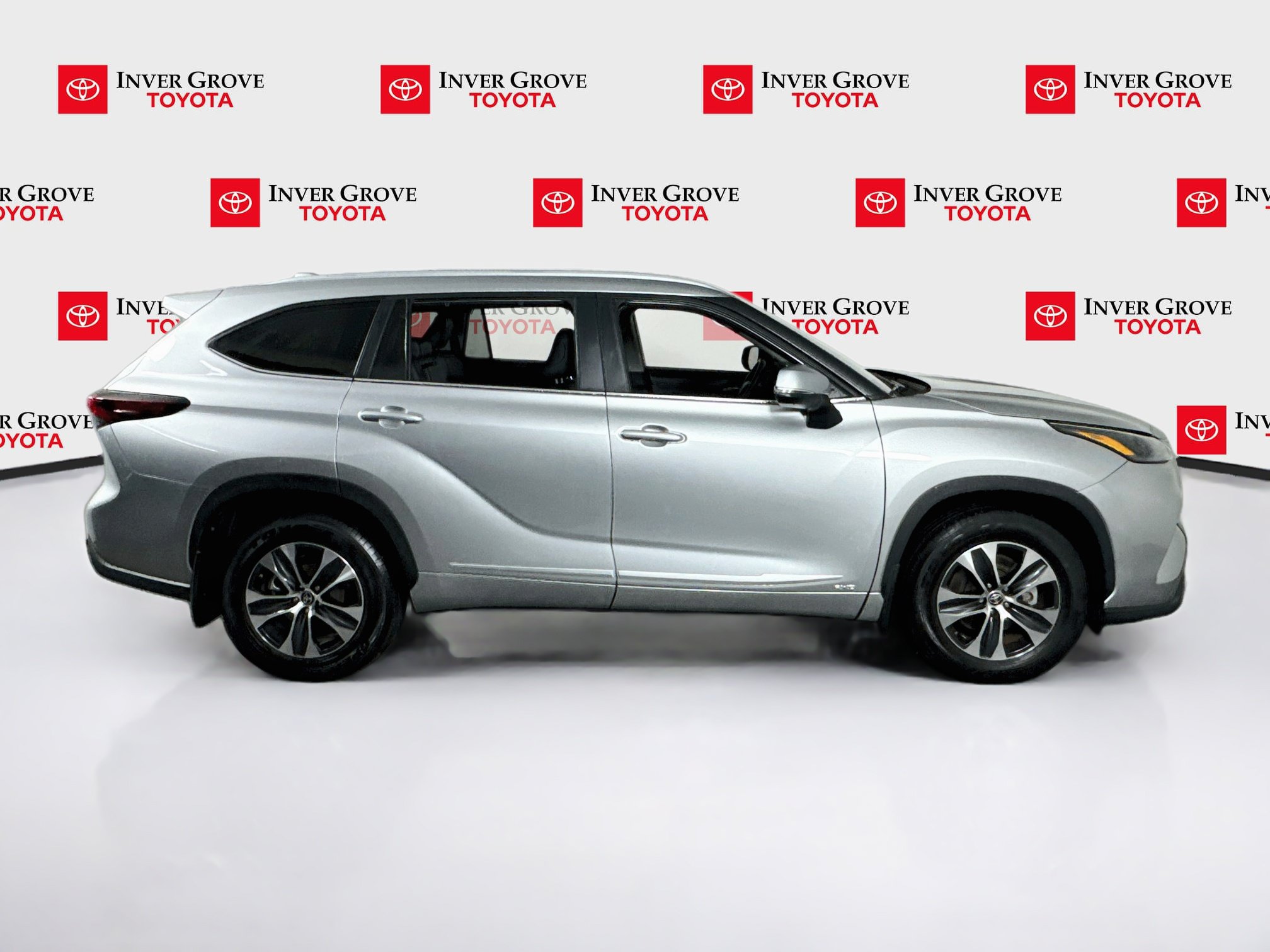 Used 2025 Toyota Highlander XLE AWD/4WD image 4