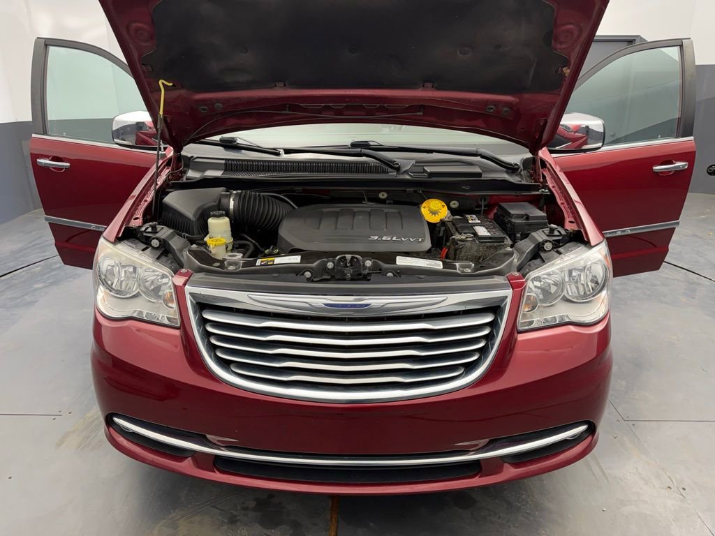 Used 2016 Chrysler Town & Country Touring-L image 15