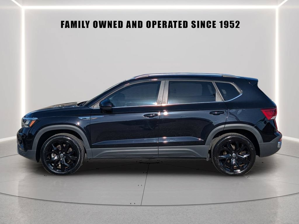 Certified 2023 Volkswagen Taos SE w/ Black Wheel Package FWD image 3