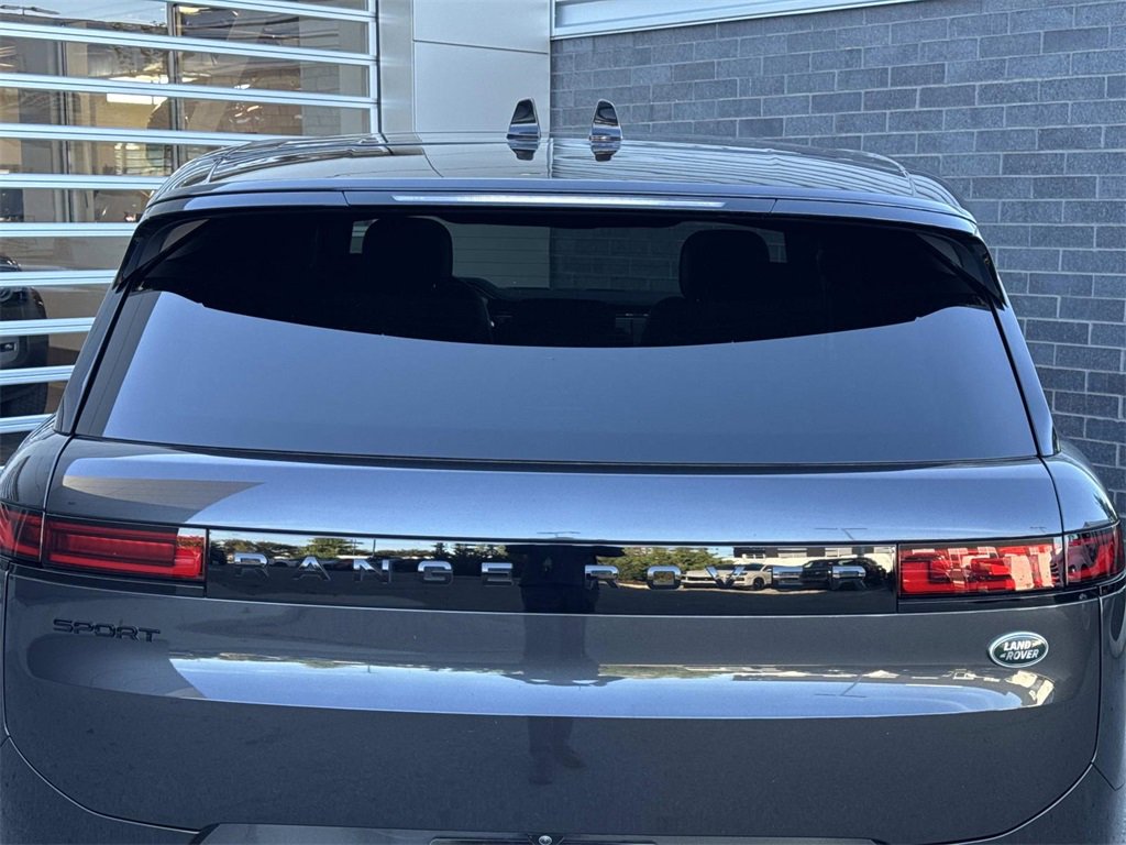 Used 2023 Land Rover Range Rover Sport SE Dynamic image 5