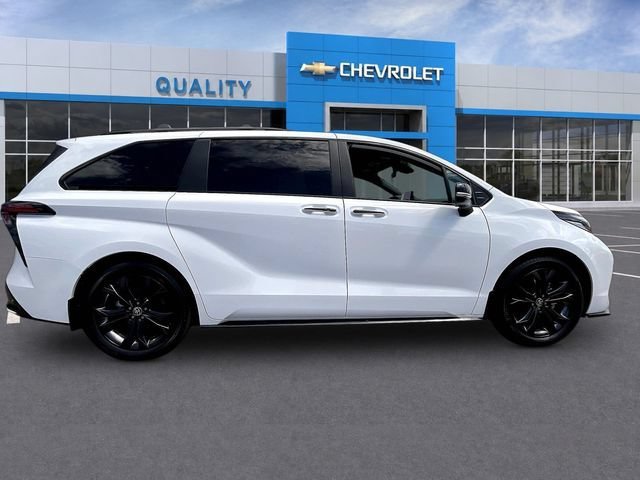 Used 2025 Toyota Sienna XSE w/ XSE Premium Package FWD image 8