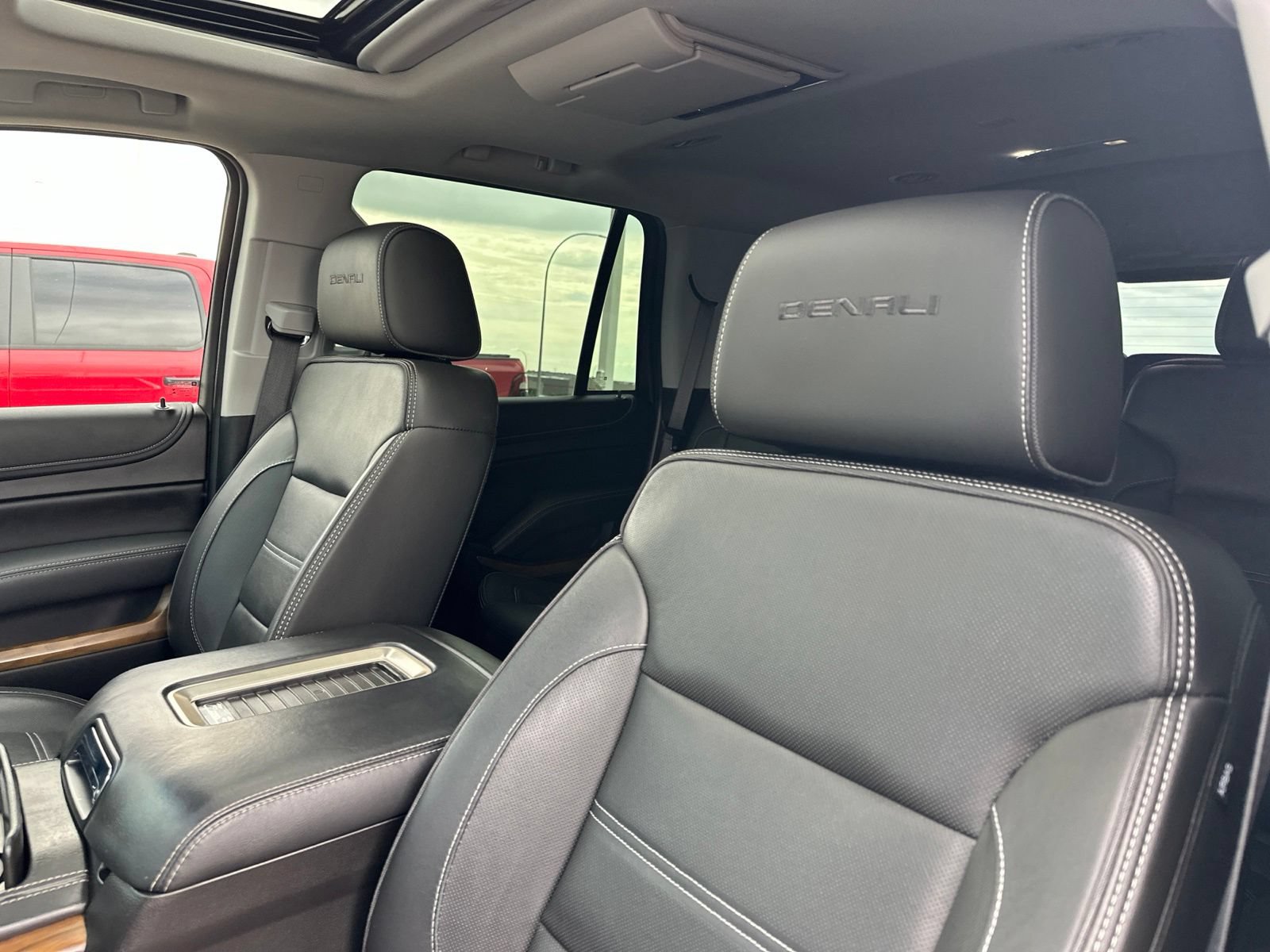 Used 2019 GMC Yukon Denali w/ Denali Ultimate Black Edition AWD/4WD image 14