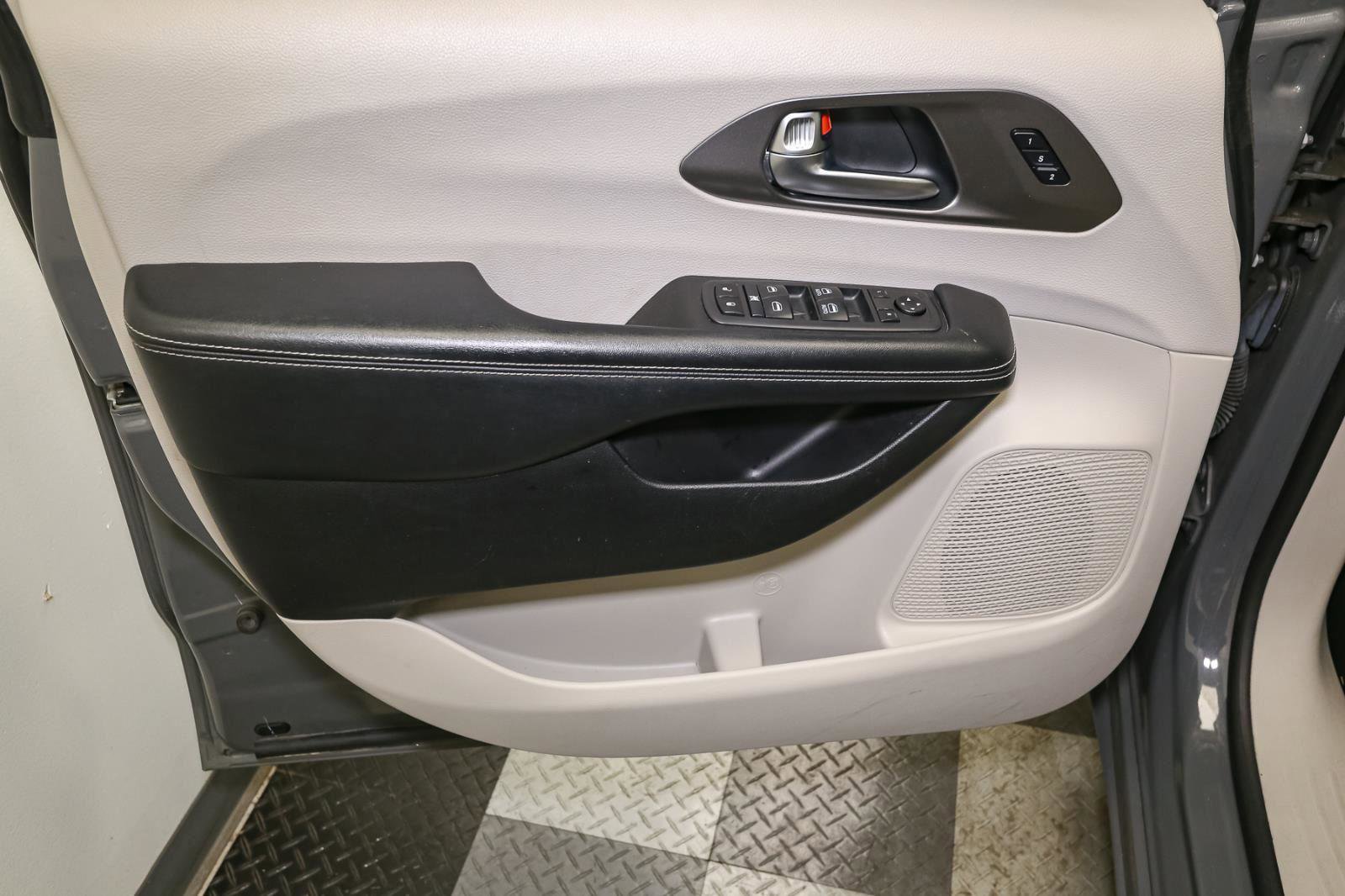 Used 2021 Chrysler Pacifica Touring-L image 38