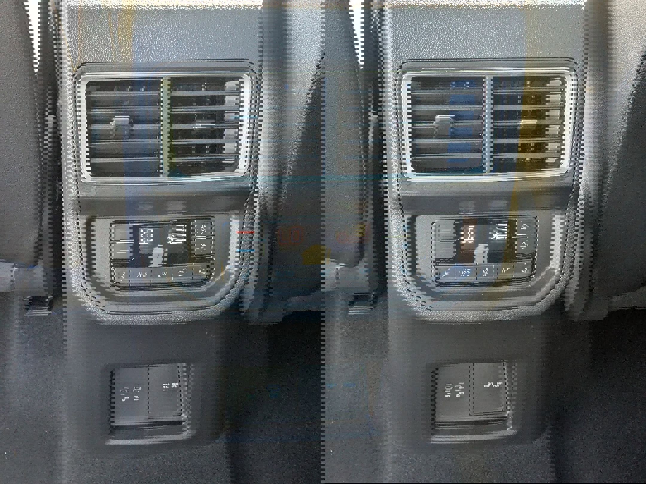 Used 2025 Volkswagen Atlas SEL Premium R-Line image 32