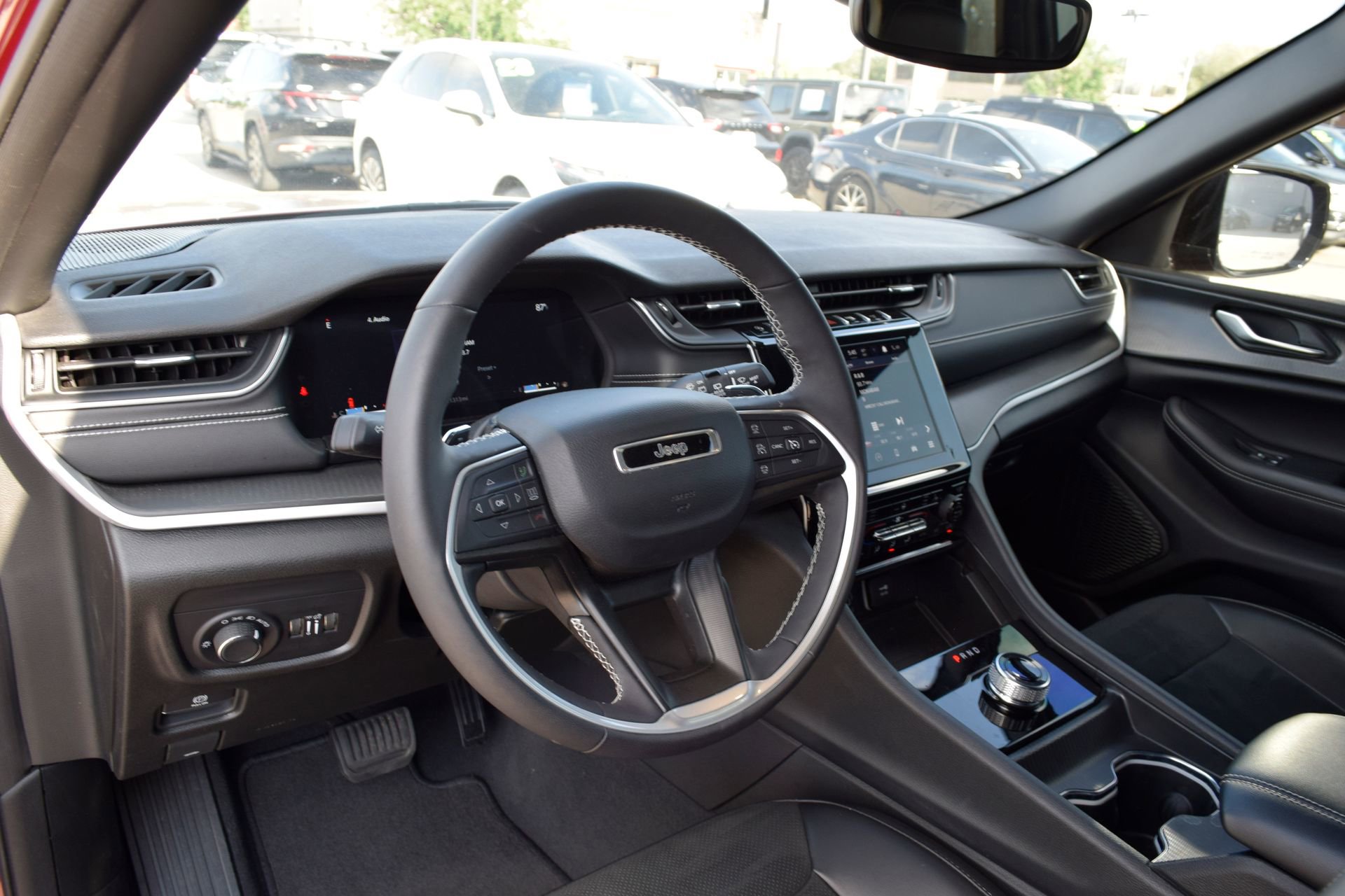 Used 2023 Jeep Grand Cherokee L Laredo image 17