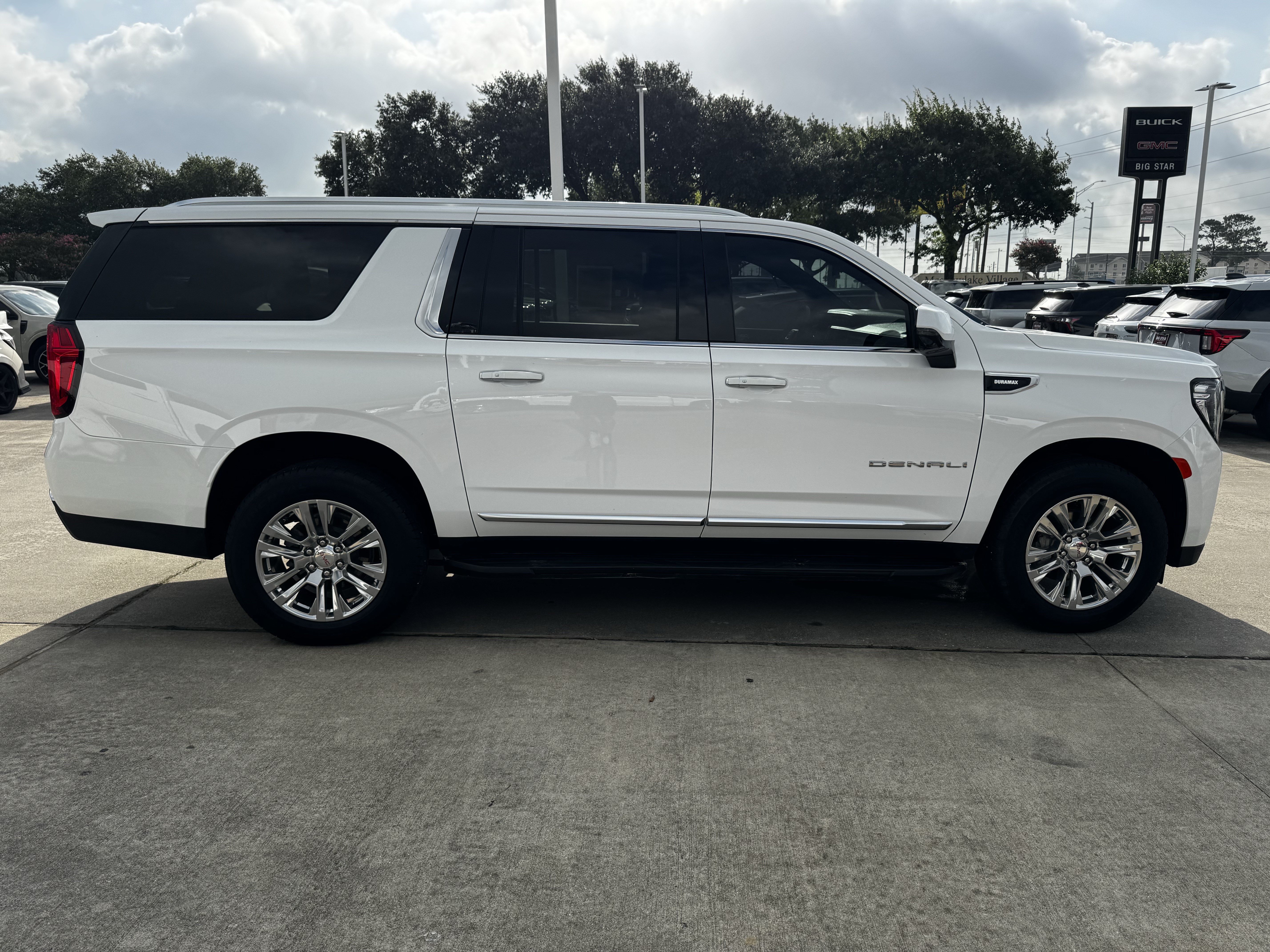 Used 2024 GMC Yukon XL Denali AWD/4WD image 7