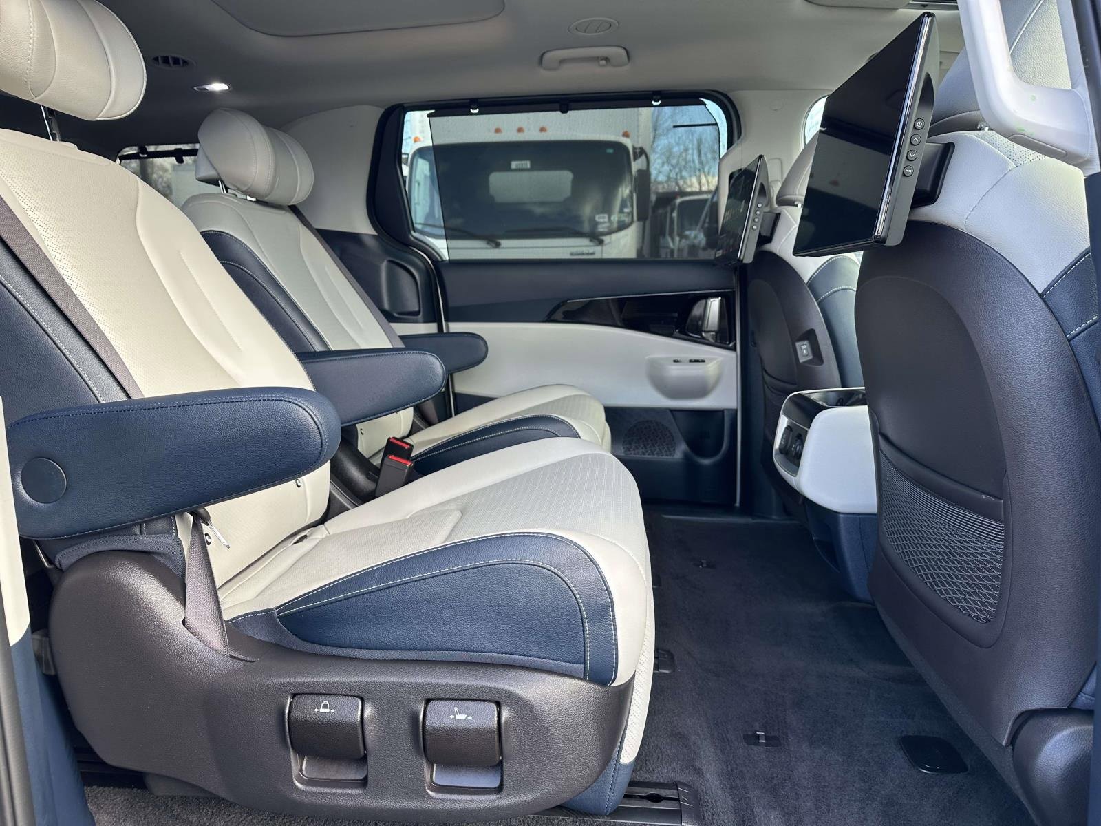 Used 2025 Kia Carnival SX Prestige image 27