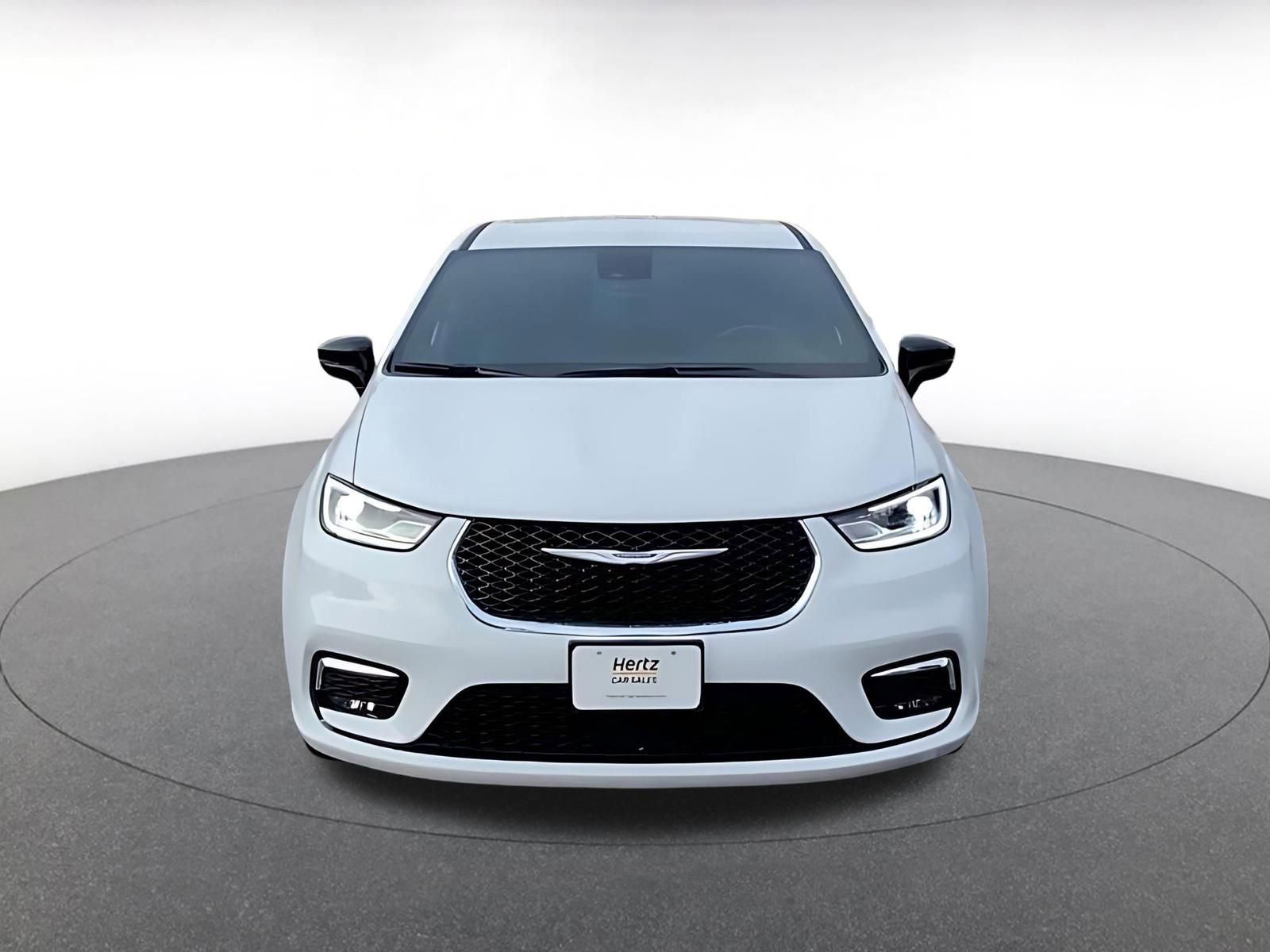 Used 2025 Chrysler Pacifica Select image 4