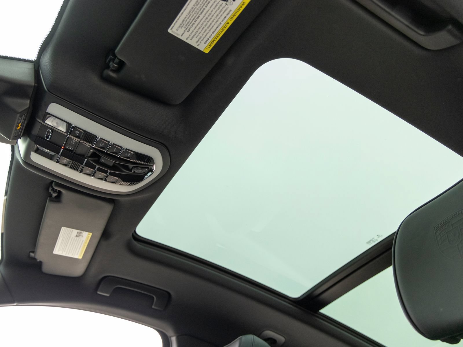 Certified 2022 Porsche Macan AWD/4WD image 29