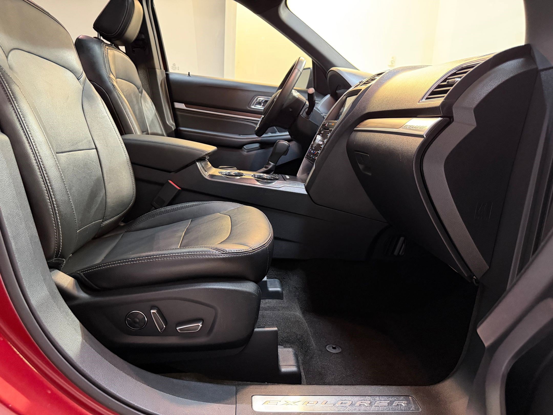 Used 2018 Ford Explorer Limited w/ Equipment Group 301A FWD image 47