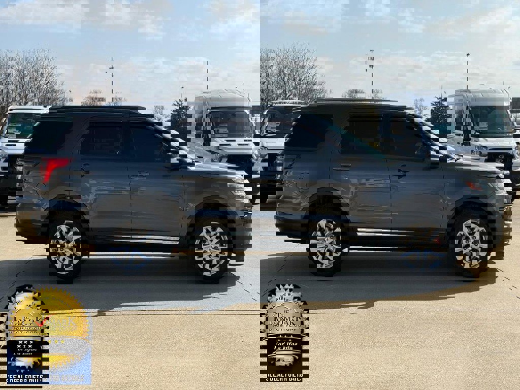 Used 2018 Ford Explorer XLT image 4