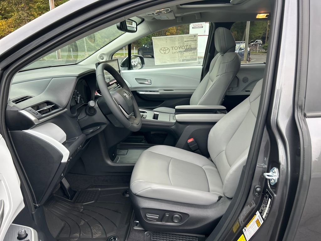 New 2025 Toyota Sienna XLE image 9