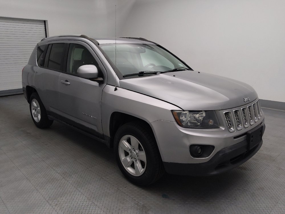 Used 2017 Jeep Compass Latitude FWD image 13