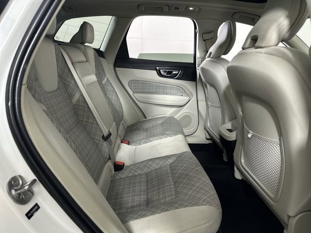 Used 2022 Volvo XC60 B5 Momentum AWD/4WD image 28