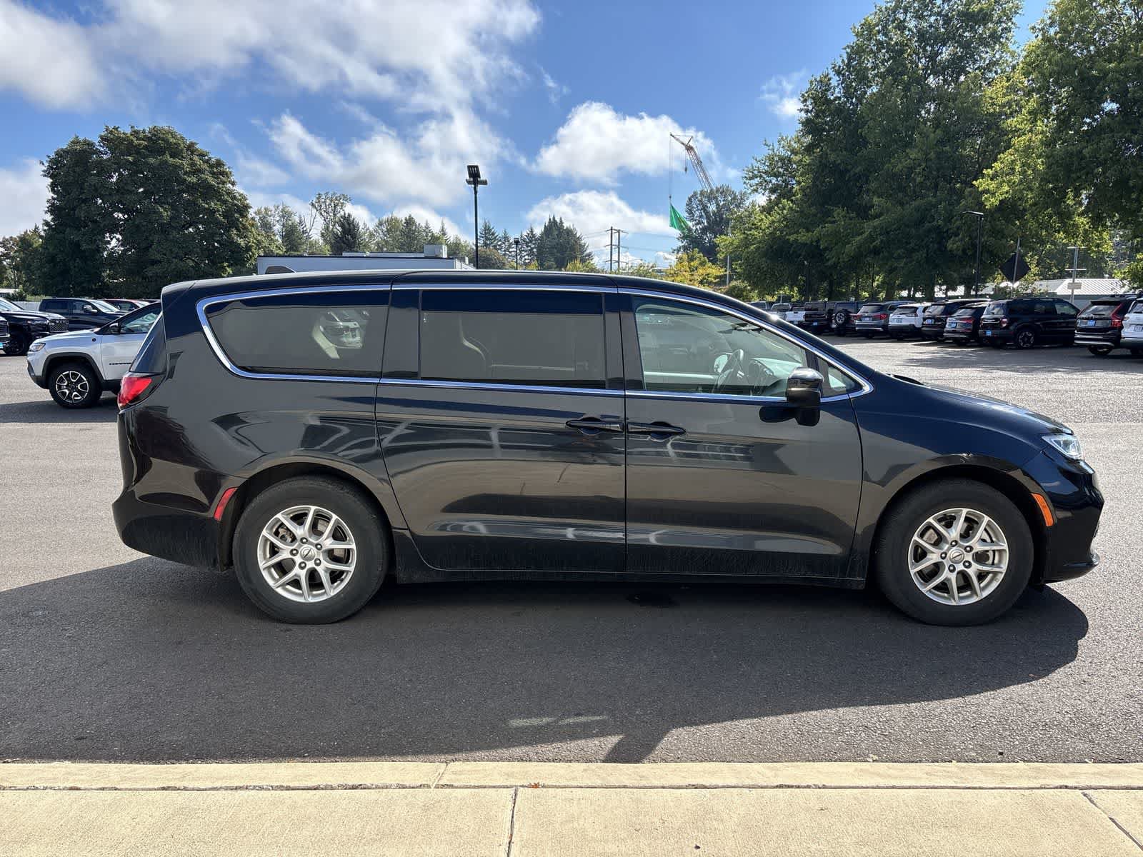 Used 2023 Chrysler Pacifica Touring-L FWD image 5