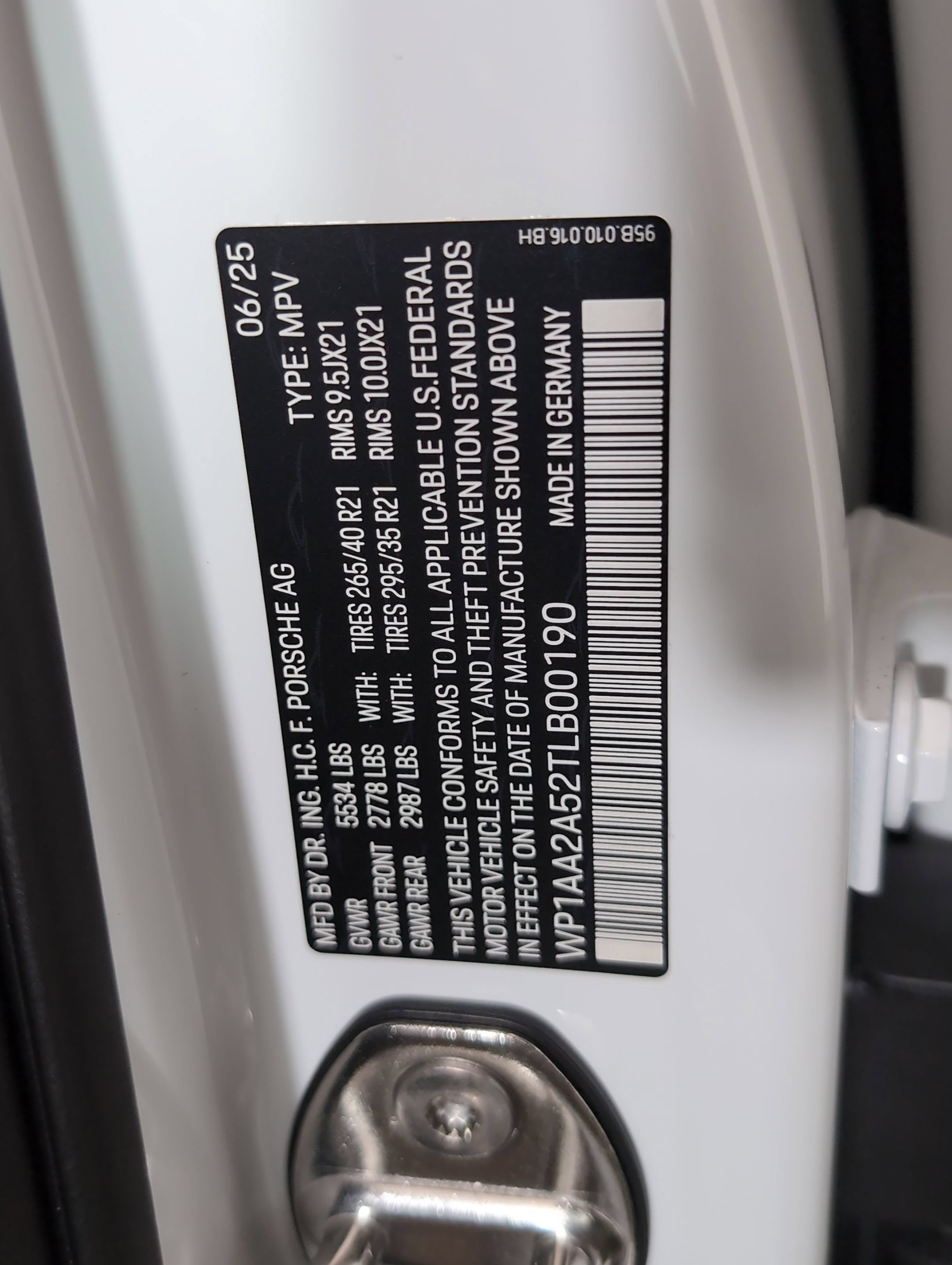 Certified 2026 Porsche Macan AWD/4WD image 30