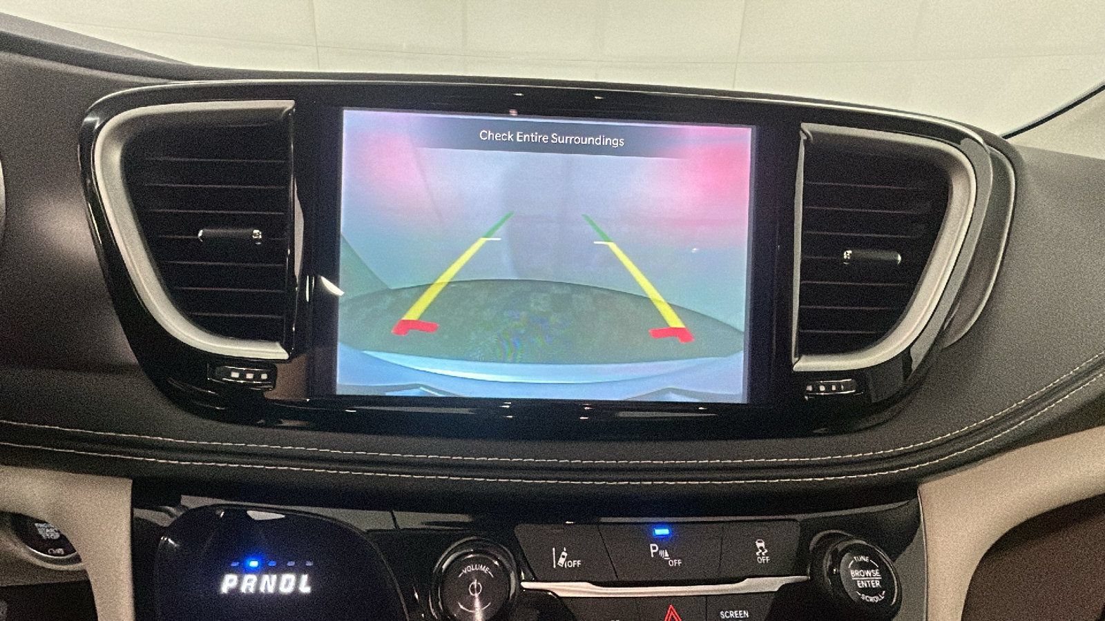 Used 2024 Chrysler Pacifica Limited FWD image 27