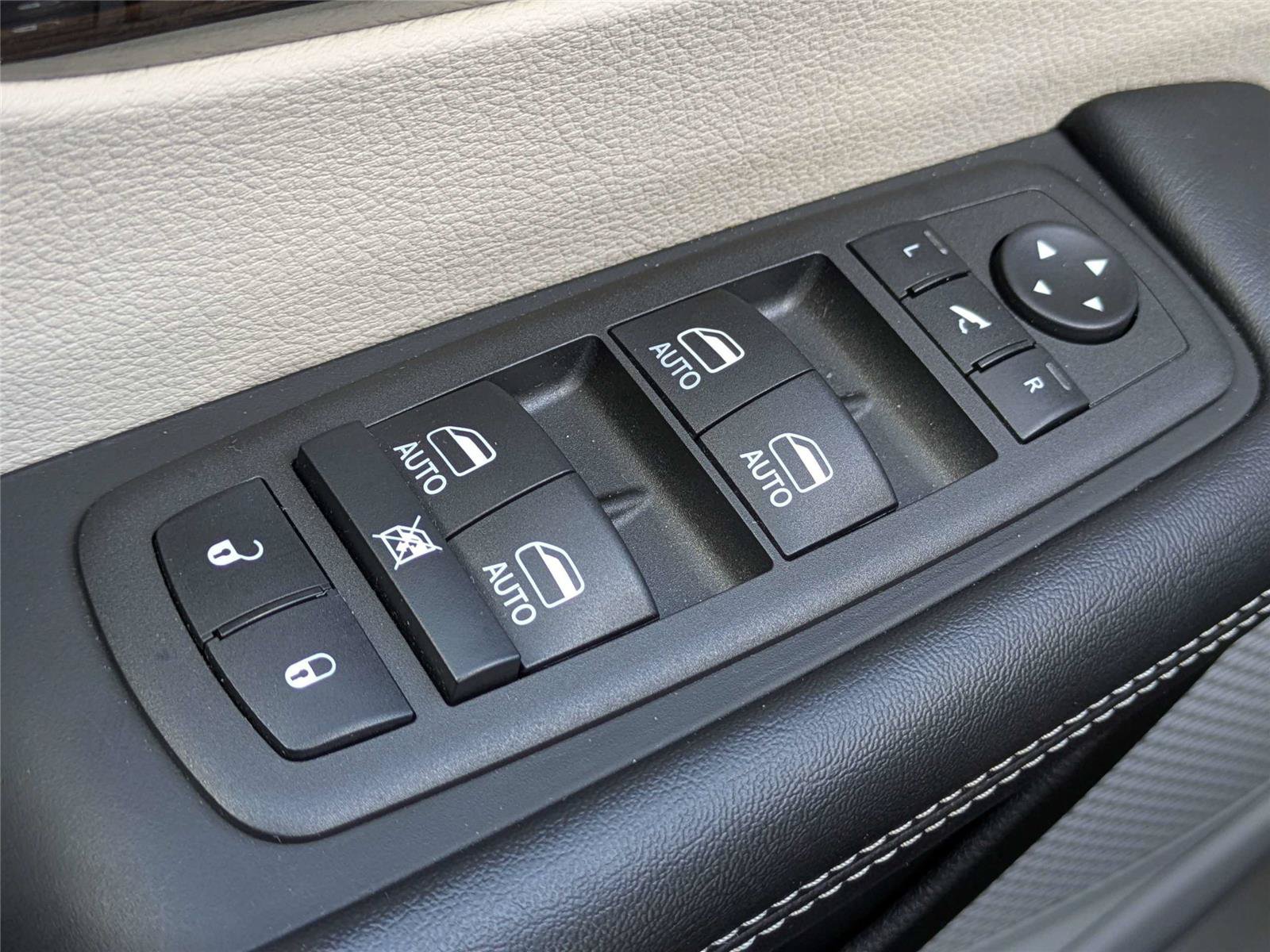 Certified 2023 Chrysler Pacifica Limited FWD image 30