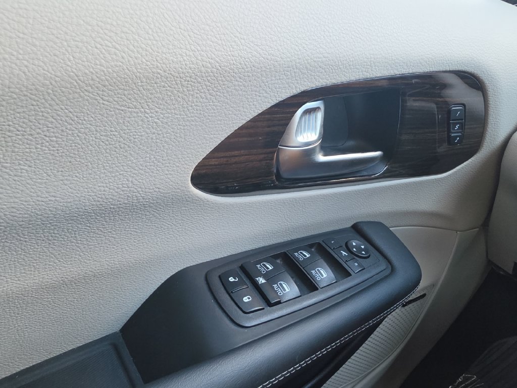 Used 2023 Chrysler Pacifica Limited w/ Uconnect Theater Family Group FWD image 21