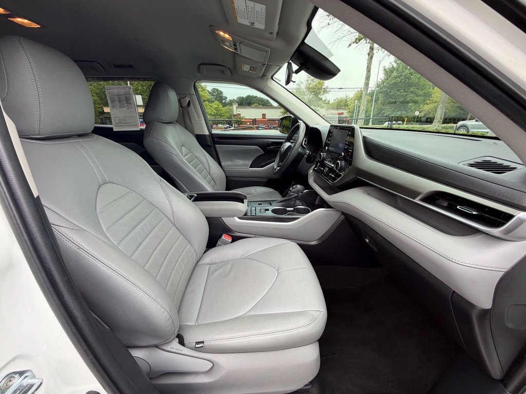 Used 2021 Toyota Highlander L FWD image 31