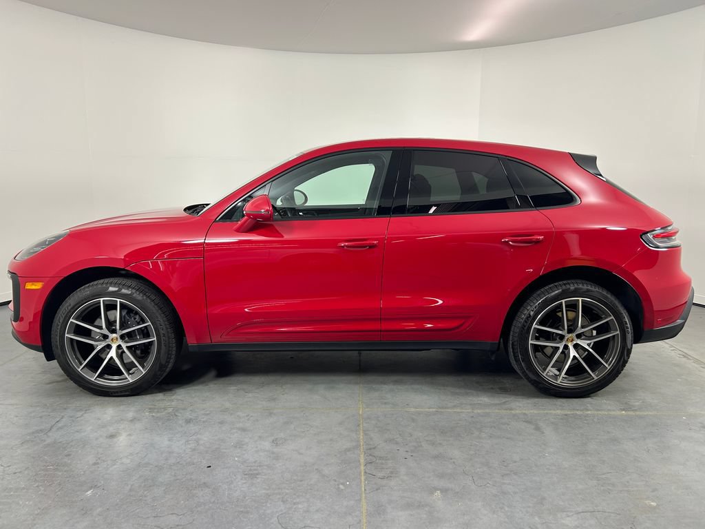 Certified 2025 Porsche Macan AWD/4WD image 2