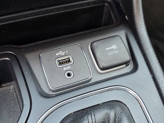 Used 2019 Jeep Cherokee Latitude Plus w/ Comfort/Convenience Group FWD image 28