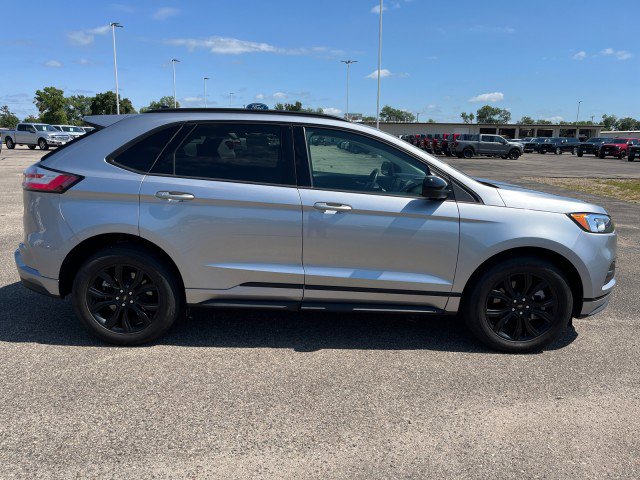 Used 2024 Ford Edge SE w/ Black Appearance Package image 7