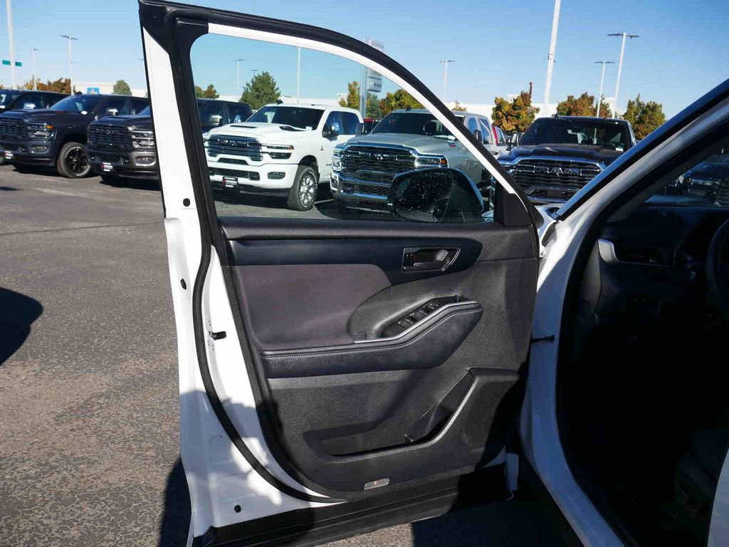 Used 2024 Toyota Highlander LE image 25