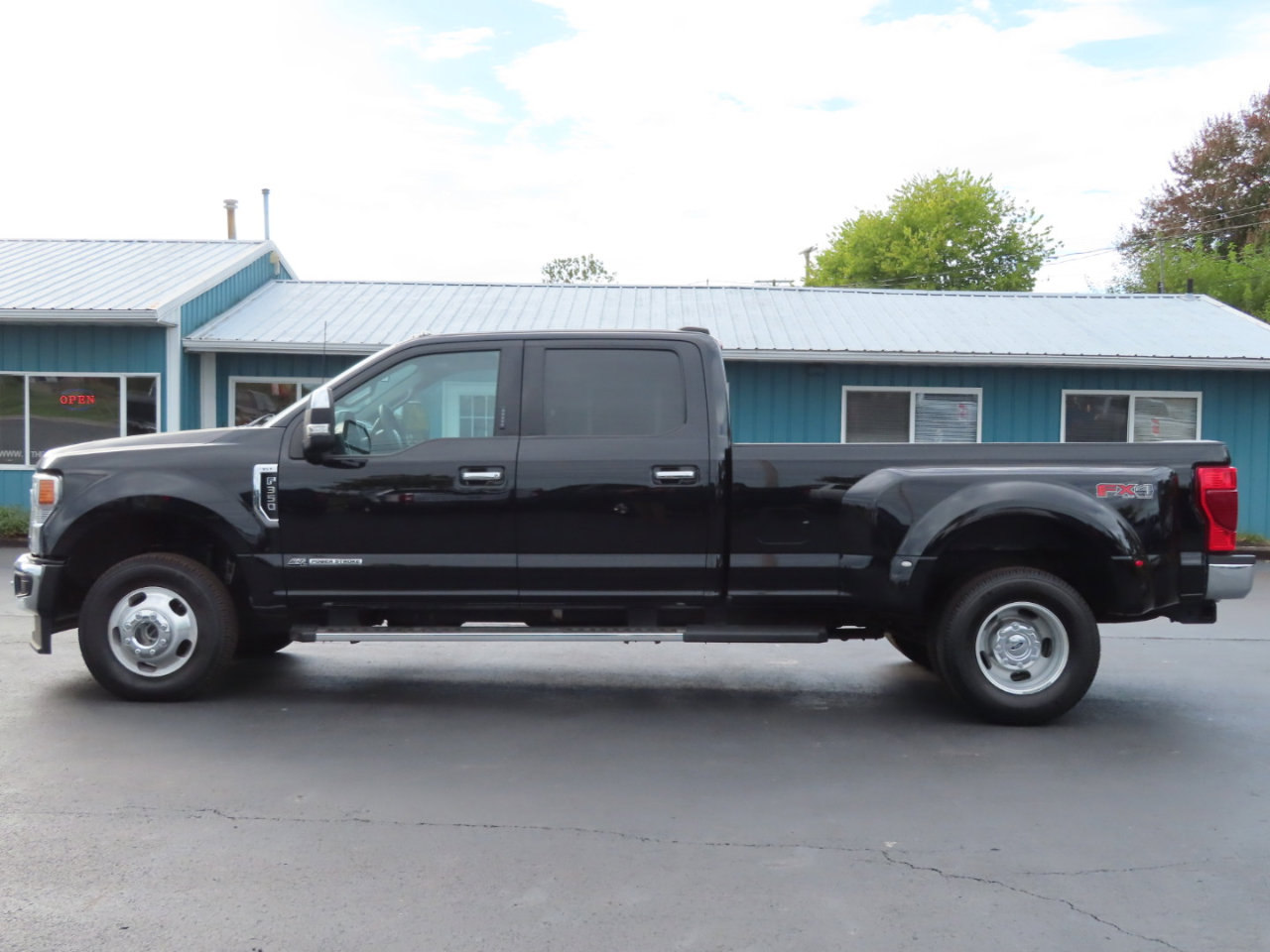 Used 2022 Ford F350 XLT w/ XLT Premium Package image 3