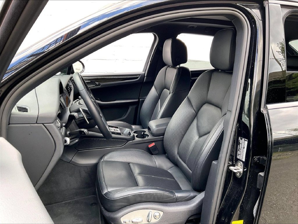 Certified 2023 Porsche Macan AWD/4WD image 5