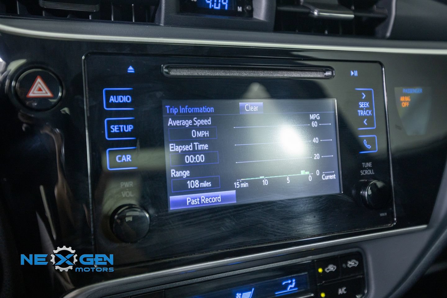 Used 2018 Toyota Corolla LE FWD image 18