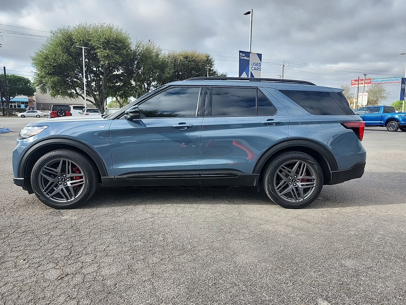 Used 2025 Ford Explorer ST-Line w/ Premium Package image 6