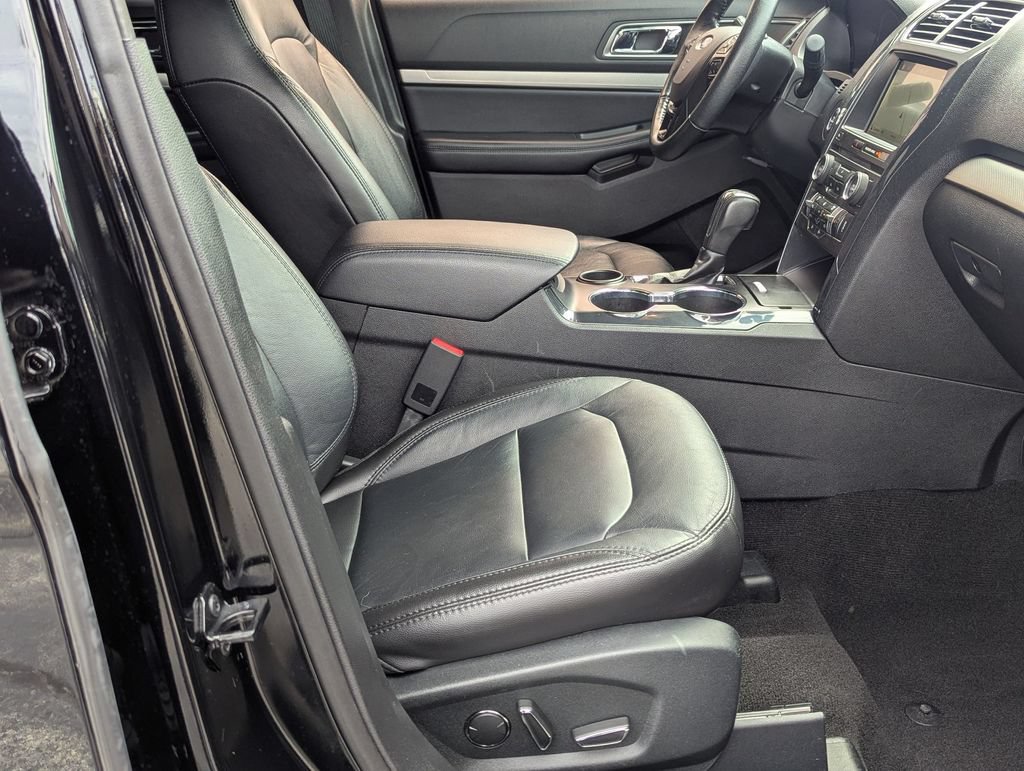 Used 2018 Ford Explorer XLT w/ Equipment Group 202A FWD image 28