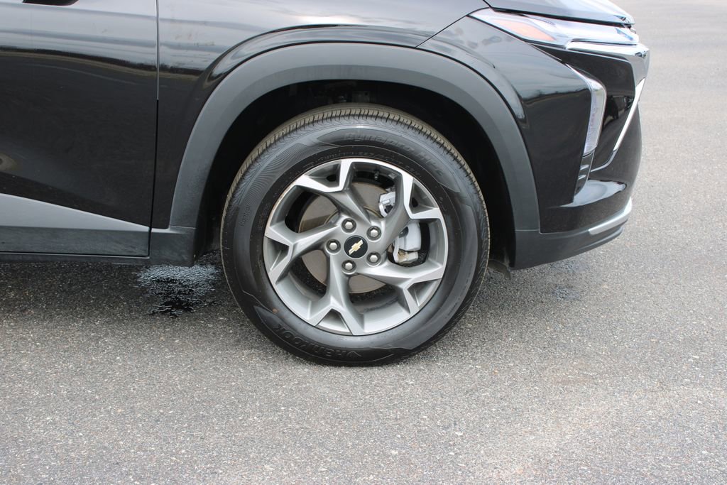 Used 2025 Chevrolet Trax LT w/ LT Convenience Package image 12