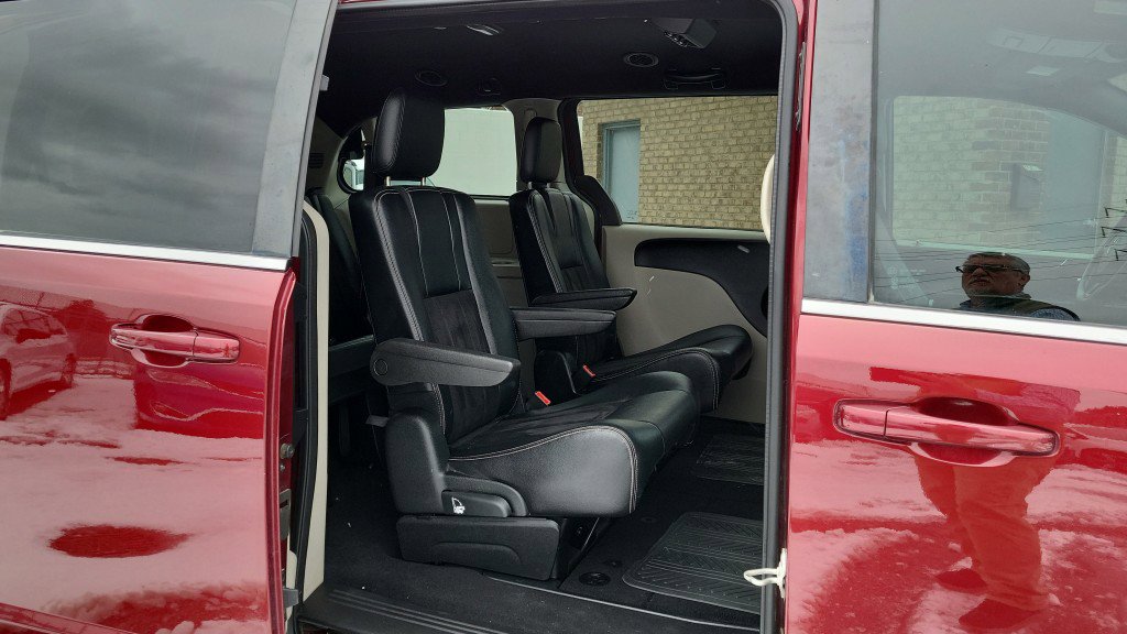 Used 2019 Dodge Grand Caravan SXT w/ Rear Park Assist Package image 21